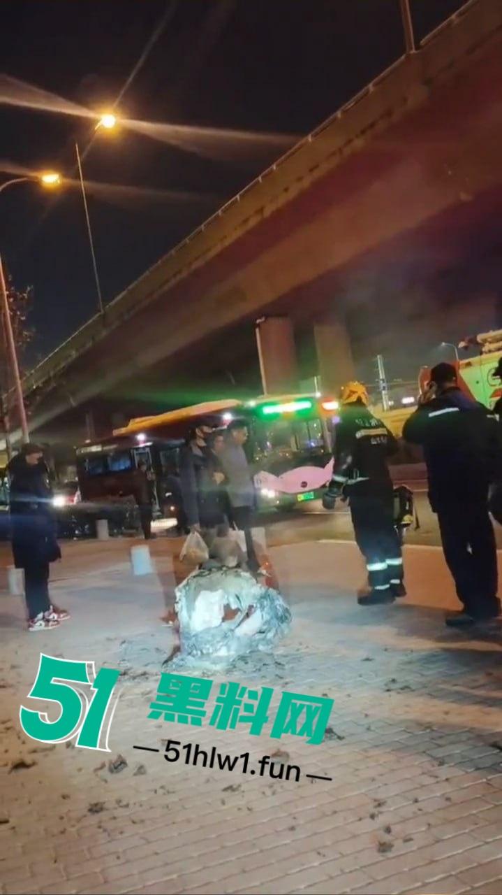 青岛海尔路上演火焰奇葩秀，自焚哥一身火光冲天 想变凤凰结果成了烧鸡？  第5张