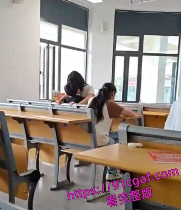 大学教室秒变偶像剧,学生情侣在课间休息时间在教室旁如无人调情亲热 第1张 大学教室秒变偶像剧,学生情侣在课间休息时间在教室旁如无人调情亲热 第1张