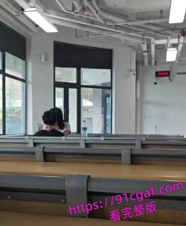 大学教室秒变偶像剧,学生情侣在课间休息时间在教室旁如无人调情亲热 第2张 大学教室秒变偶像剧,学生情侣在课间休息时间在教室旁如无人调情亲热 第2张