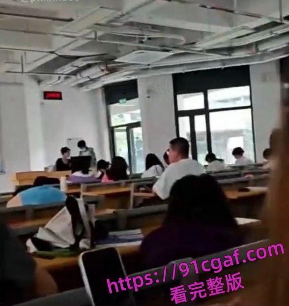 大学教室秒变偶像剧,学生情侣在课间休息时间在教室旁如无人调情亲热 第3张 大学教室秒变偶像剧,学生情侣在课间休息时间在教室旁如无人调情亲热 第3张