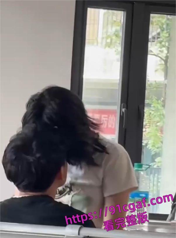 大学教室秒变偶像剧,学生情侣在课间休息时间在教室旁如无人调情亲热 第5张 大学教室秒变偶像剧,学生情侣在课间休息时间在教室旁如无人调情亲热 第5张