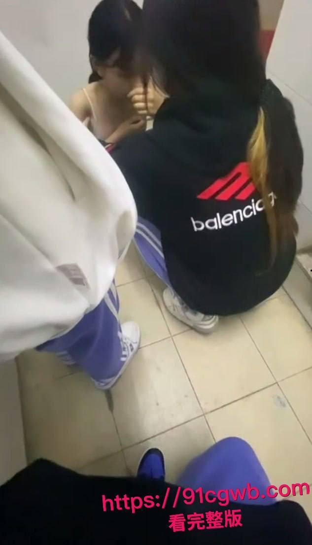 广东汕头龙湖区中学校园霸凌惊魂!一群精神小妹暴打内向乖乖女 第1张 广东汕头龙湖区中学校园霸凌惊魂!一群精神小妹暴打内向乖乖女 第1张