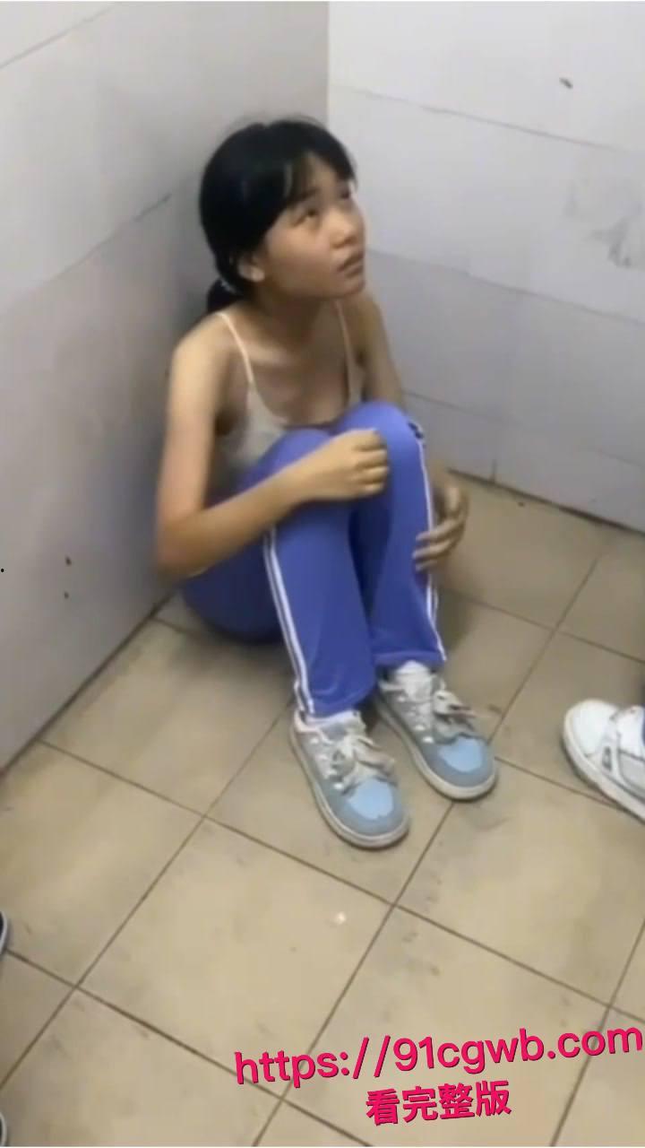 广东汕头龙湖区中学校园霸凌惊魂!一群精神小妹暴打内向乖乖女 第6张 广东汕头龙湖区中学校园霸凌惊魂!一群精神小妹暴打内向乖乖女 第6张