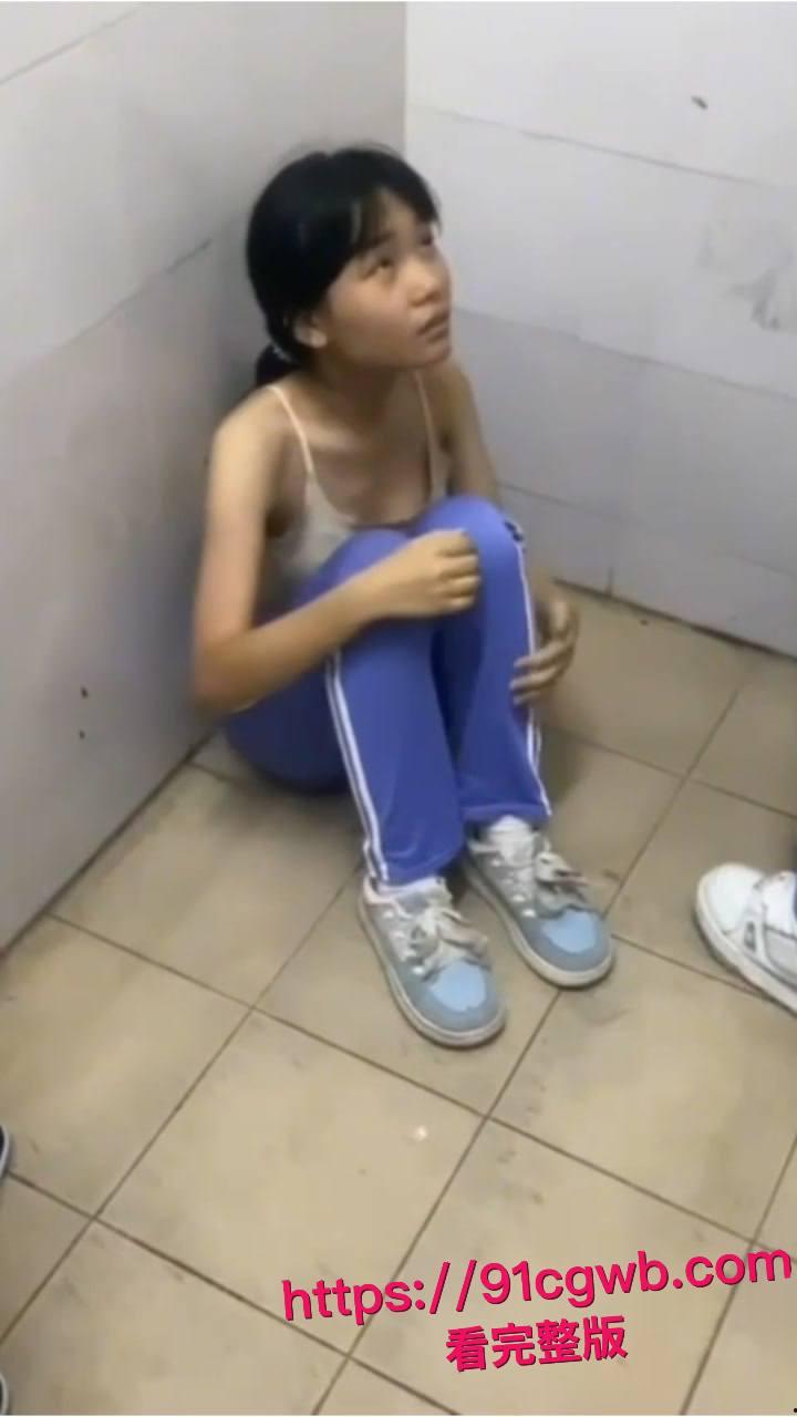 广东汕头龙湖区中学校园霸凌惊魂!一群精神小妹暴打内向乖乖女 第7张 广东汕头龙湖区中学校园霸凌惊魂!一群精神小妹暴打内向乖乖女 第7张