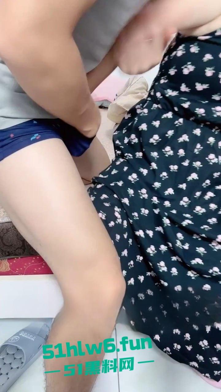 大神强奸性感小嫂，酒精上头半推半就强推小嫂，撅起屁股被暴力输送抽插 插的嫂子淫叫不止。  第2张