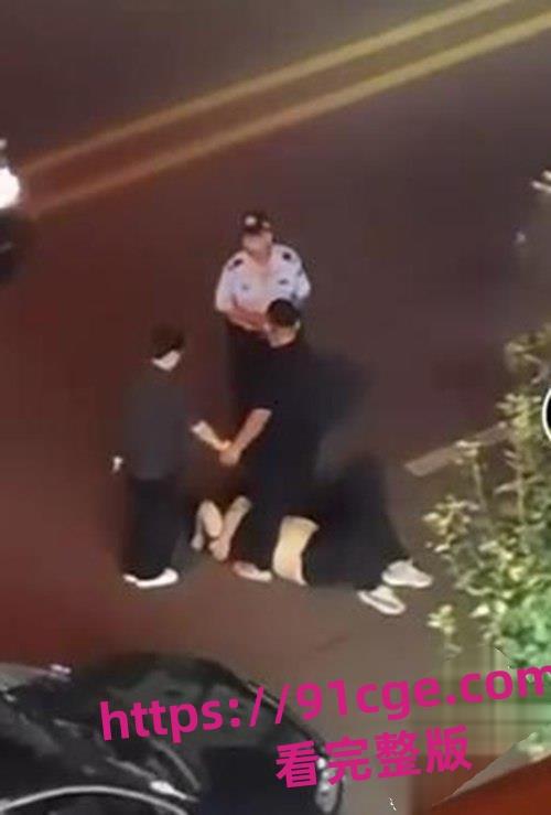 新疆乌鲁木齐市西北路清真寺附近发生了一起令人震惊的暴力事件。 第4张 新疆乌鲁木齐市西北路清真寺附近发生了一起令人震惊的暴力事件。 第4张