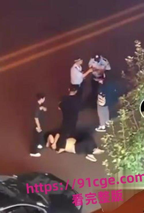 新疆乌鲁木齐市西北路清真寺附近发生了一起令人震惊的暴力事件。 第5张 新疆乌鲁木齐市西北路清真寺附近发生了一起令人震惊的暴力事件。 第5张