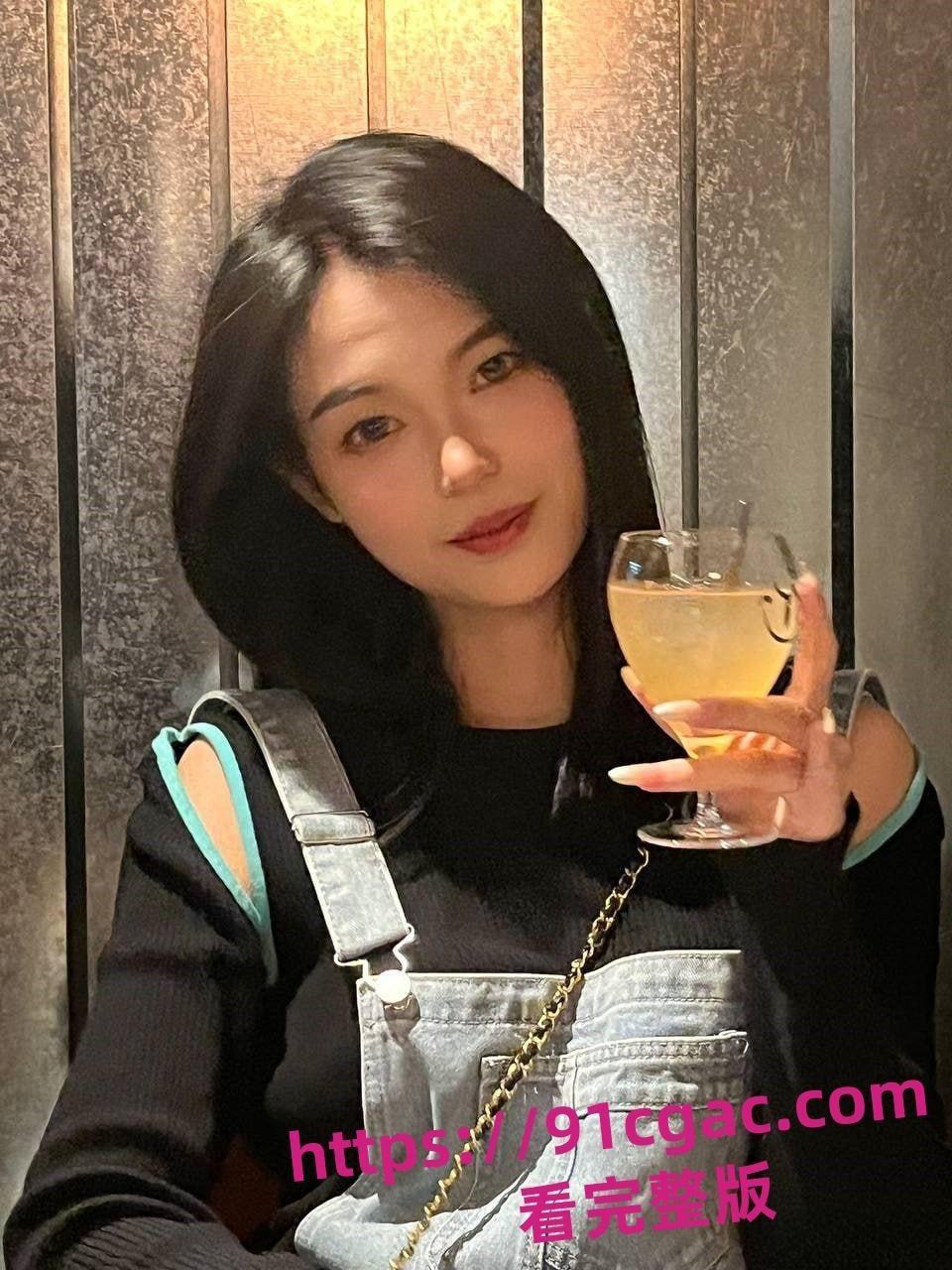 云南昆明高校周闫妮应聘时尚杂志模特遭变态面试官猥亵全裸出镜看硬了! 第2张 云南昆明高校周闫妮应聘时尚杂志模特遭变态面试官猥亵全裸出镜看硬了! 第2张