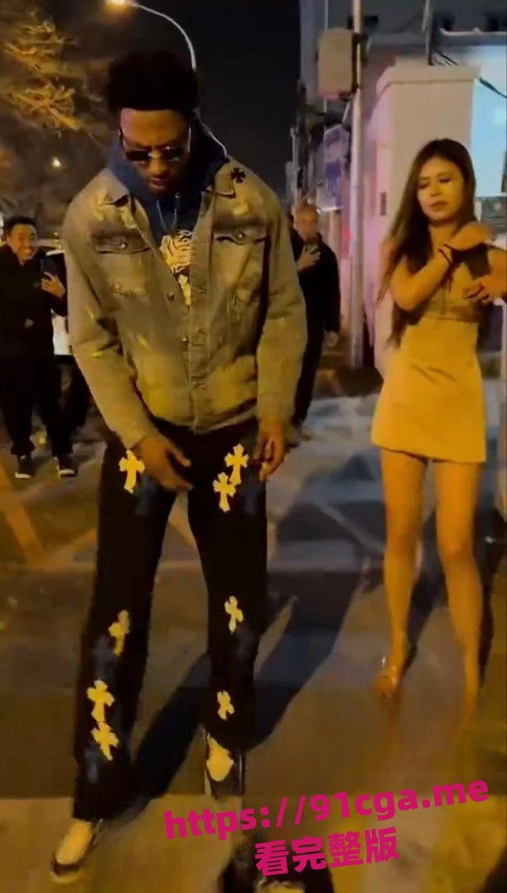 三里屯和黑人约会的集美遭曝光 街拍模特实为外围女 媚黑骚鸡身份揭秘！  第6张