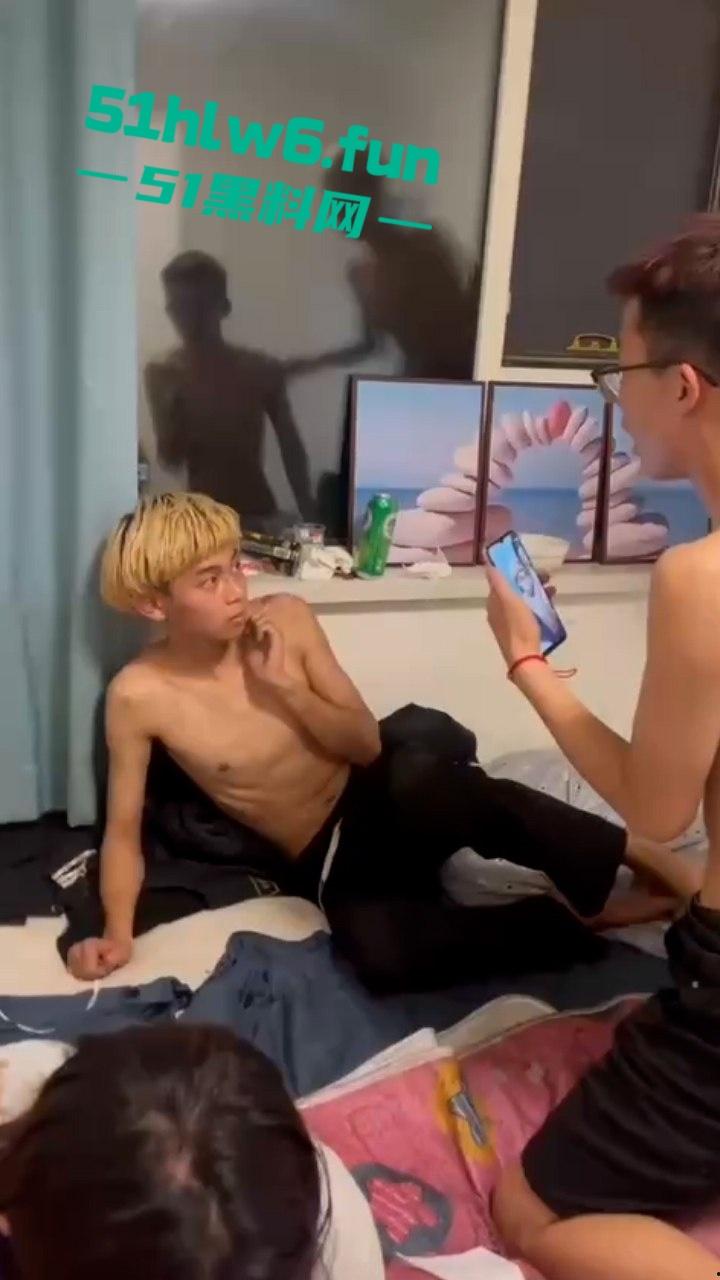 黄毛精神小伙打人事件,黄毛小伙出卖兄弟被对方带人群殴,鞋底抽脸狠跺头皮开肉绽下场凄惨。 第1张 黄毛精神小伙打人事件,黄毛小伙出卖兄弟被对方带人群殴,鞋底抽脸狠跺头皮开肉绽下场凄惨。 第1张