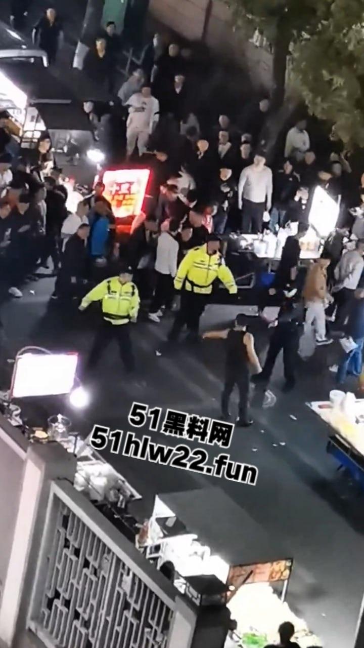 苏州中华园一名男子在闹市区持刀，街头晃悠被警察现场处置以寻衅滋事罪起诉。  第1张