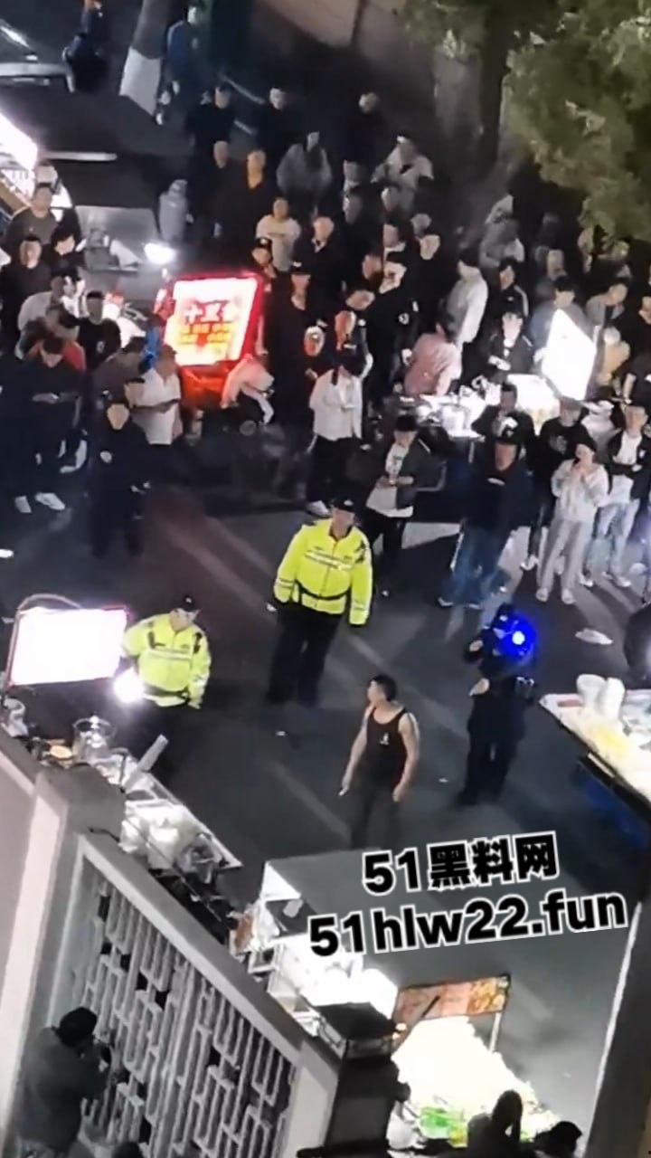 苏州中华园一名男子在闹市区持刀，街头晃悠被警察现场处置以寻衅滋事罪起诉。  第4张