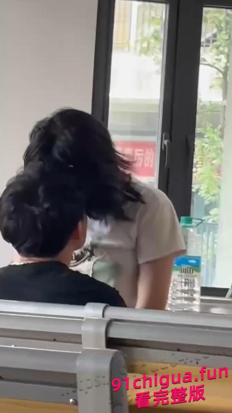 郑州文理学院情侣在教室举止亲密 场面疯狂引发热议! 第2张 郑州文理学院情侣在教室举止亲密 场面疯狂引发热议! 第2张