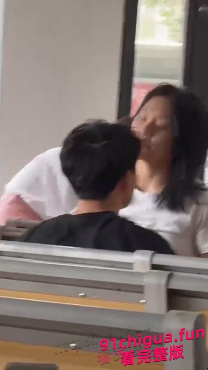 郑州文理学院情侣在教室举止亲密 场面疯狂引发热议! 第3张 郑州文理学院情侣在教室举止亲密 场面疯狂引发热议! 第3张