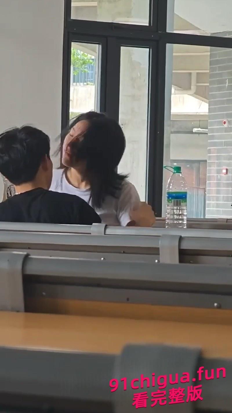 郑州文理学院情侣在教室举止亲密 场面疯狂引发热议! 第4张 郑州文理学院情侣在教室举止亲密 场面疯狂引发热议! 第4张