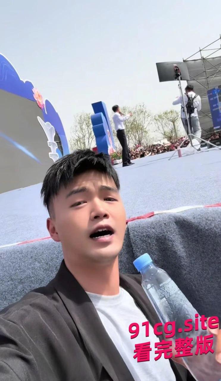 网红歌手林启得师徒恋丑闻曝光!高颜值徒弟姜南被“师傅”亲到床上! 第2张 网红歌手林启得师徒恋丑闻曝光!高颜值徒弟姜南被“师傅”亲到床上! 第2张