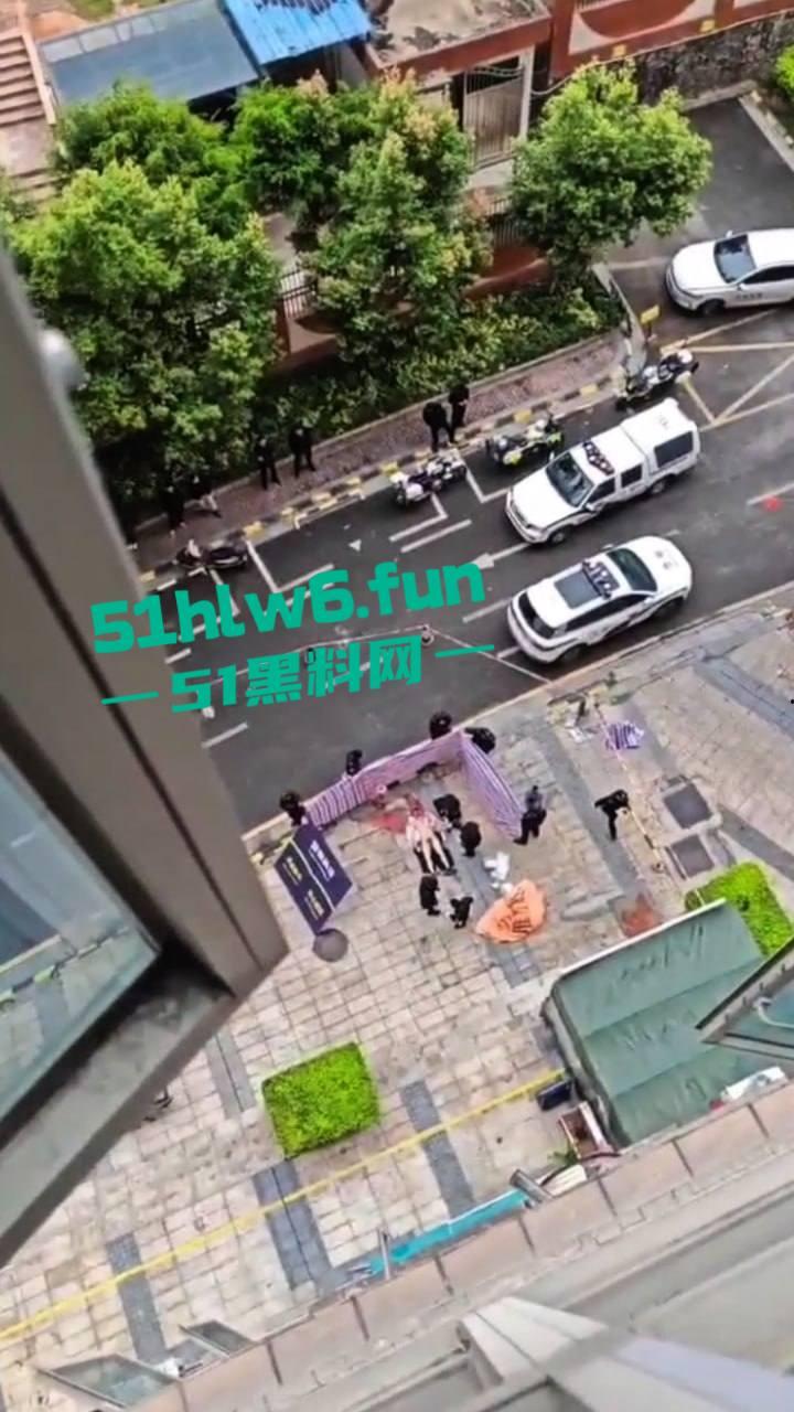 江苏徐州男子跳楼自杀,花重金娶的河南籍老婆婚后出轨被发现,变卖了男子的财产想不通。 第1张 江苏徐州男子跳楼自杀,花重金娶的河南籍老婆婚后出轨被发现,变卖了男子的财产想不通。 第1张