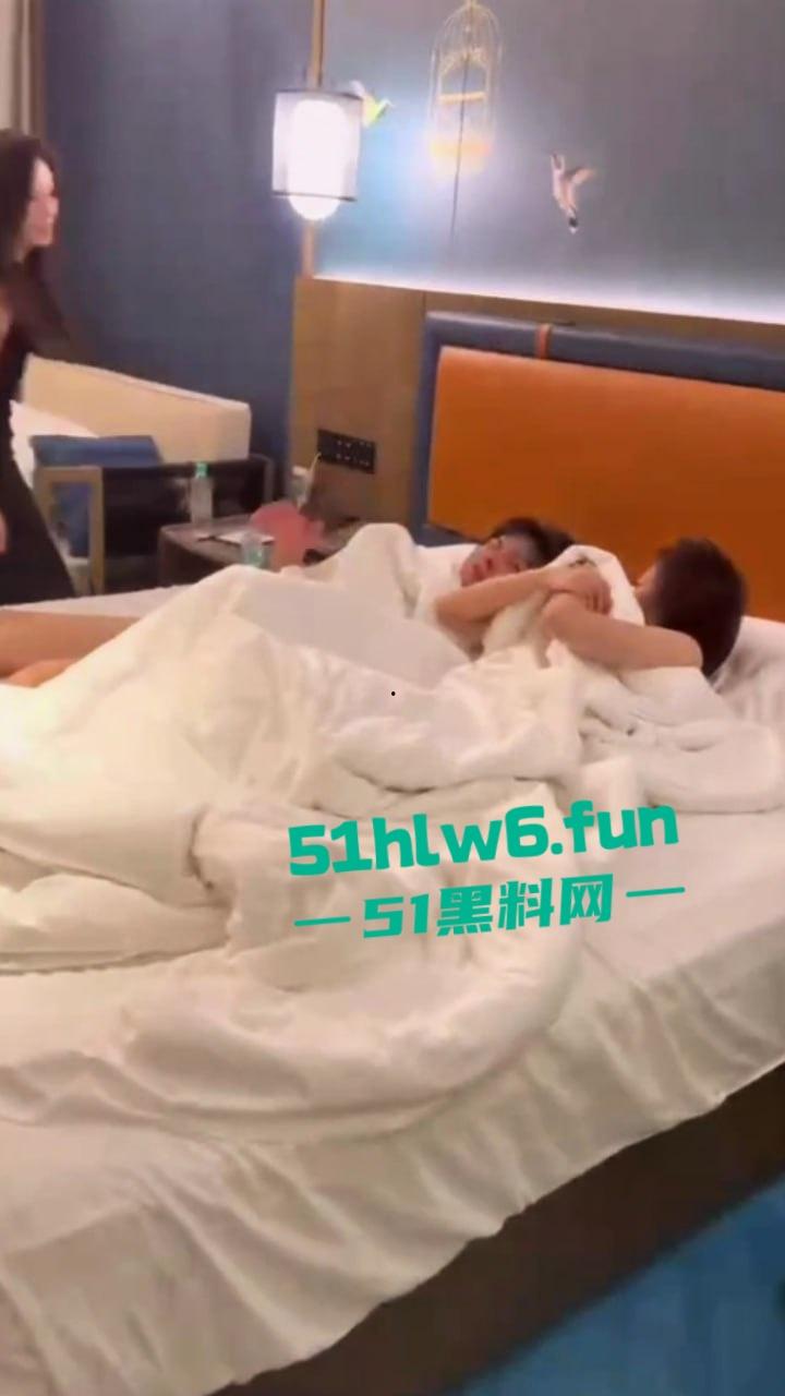 湾湾捉奸现场，台妹的性格是真好把男友和闺蜜捉奸在床，这样高颜值的闺蜜是真的太危险。  第1张