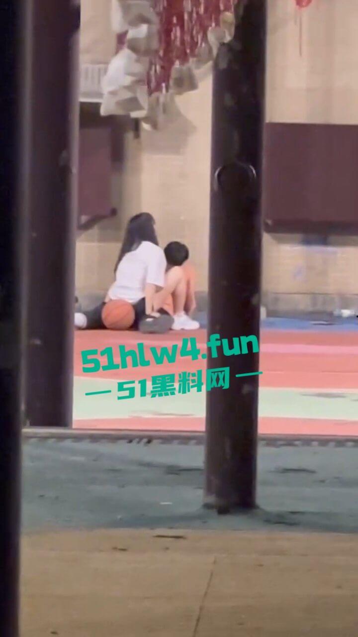 偷拍下篮球场的秘密,一对情侣周围四下无人竟然户外激情做爱,青春的激情与无畏。 第4张 偷拍下篮球场的秘密,一对情侣周围四下无人竟然户外激情做爱,青春的激情与无畏。 第4张