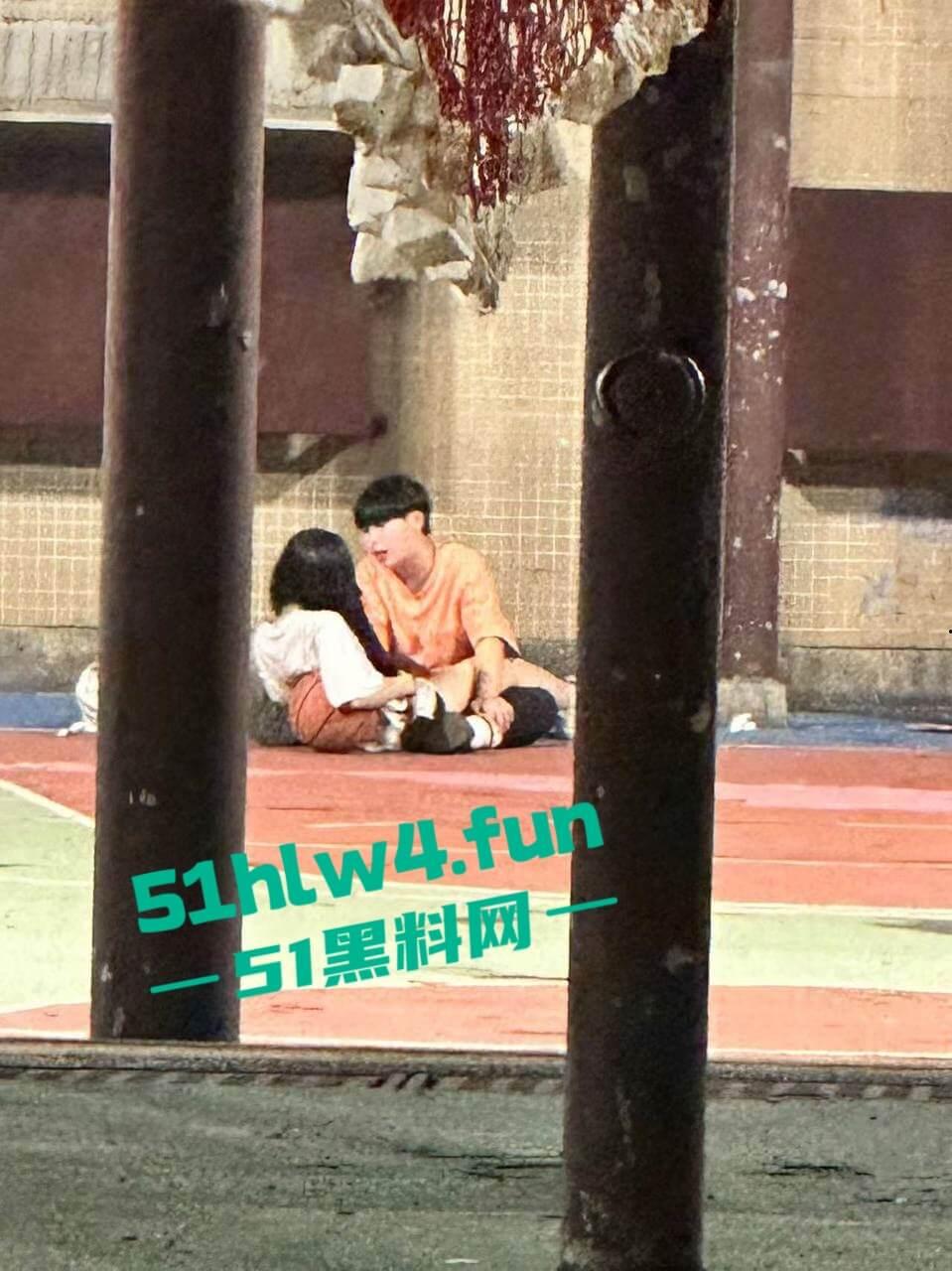 偷拍下篮球场的秘密,一对情侣周围四下无人竟然户外激情做爱,青春的激情与无畏。 第5张 偷拍下篮球场的秘密,一对情侣周围四下无人竟然户外激情做爱,青春的激情与无畏。 第5张