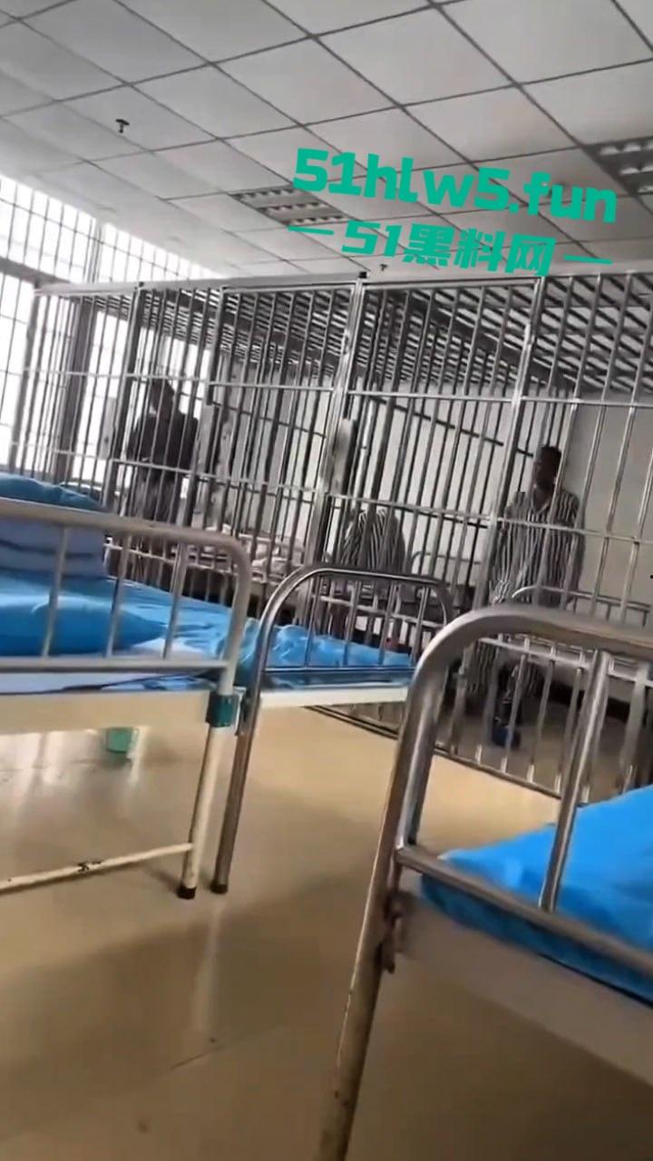 实拍精神病院内部,高墙、铁窗、监控摄像头。真实的牢笼的样子就是另一种类的监狱。 第1张 实拍精神病院内部,高墙、铁窗、监控摄像头。真实的牢笼的样子就是另一种类的监狱。 第1张