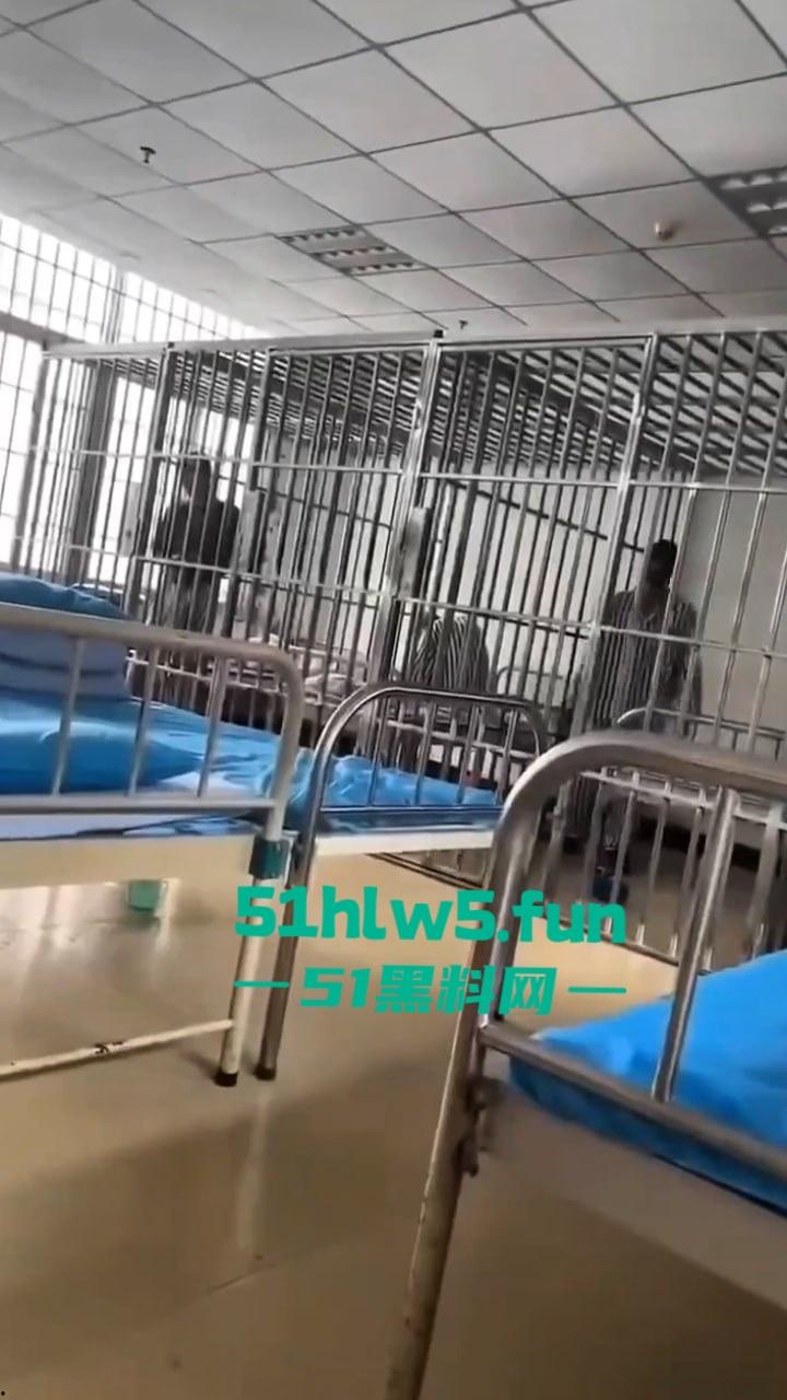 实拍精神病院内部,高墙、铁窗、监控摄像头。真实的牢笼的样子就是另一种类的监狱。 第2张 实拍精神病院内部,高墙、铁窗、监控摄像头。真实的牢笼的样子就是另一种类的监狱。 第2张