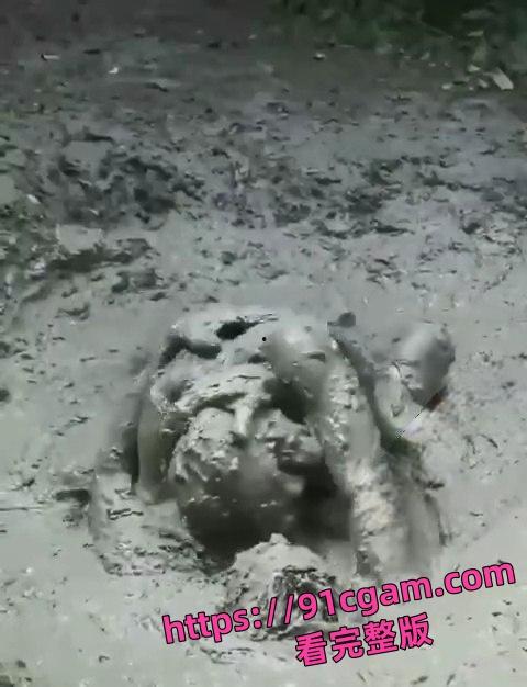 泥浆里做爱惊爆眼球!外国情侣“润滑”新玩法,视频流出全网炸! 第4张 泥浆里做爱惊爆眼球!外国情侣“润滑”新玩法,视频流出全网炸! 第4张