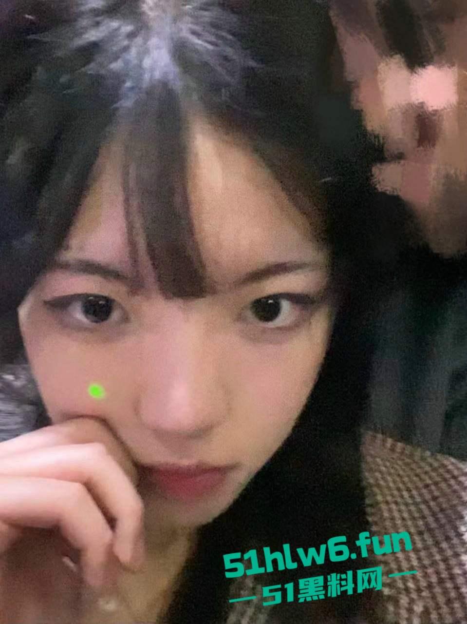 广西桂林某大学班花【刘思婷】去酒吧喝酒被闺蜜灌醉，贡献给富二代们迷奸玩弄，各种操逼插穴玩的不亦乐乎。  第10张