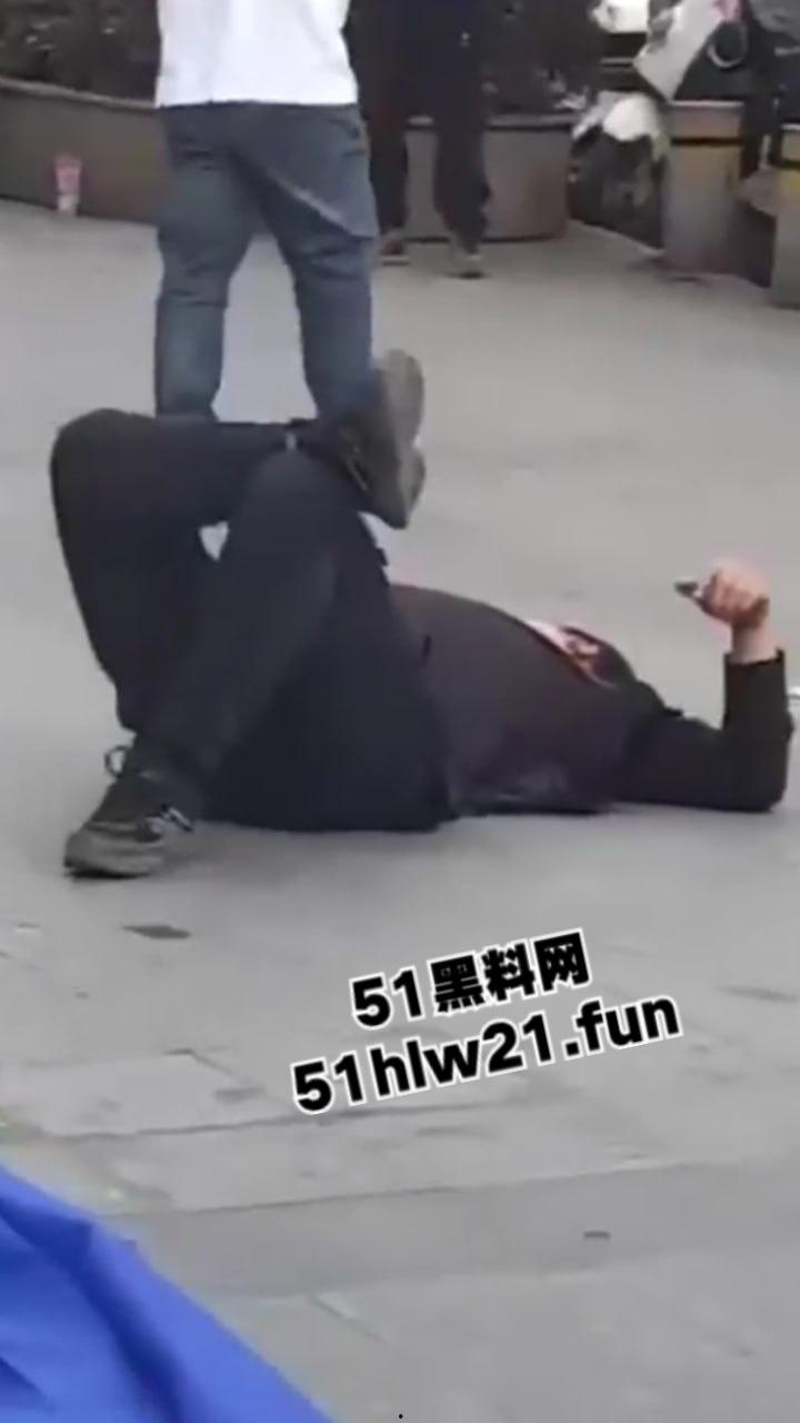 浙江绍兴大唐街道大润发超市门外,发生持刀伤人恶性事件,多名男子浑身是血倒地不起,行凶者疑似报复社会。 第8张 浙江绍兴大唐街道大润发超市门外,发生持刀伤人恶性事件,多名男子浑身是血倒地不起,行凶者疑似报复社会。 第8张