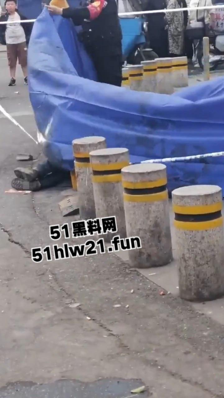 浙江绍兴大唐街道大润发超市门外,发生持刀伤人恶性事件,多名男子浑身是血倒地不起,行凶者疑似报复社会。 第11张 浙江绍兴大唐街道大润发超市门外,发生持刀伤人恶性事件,多名男子浑身是血倒地不起,行凶者疑似报复社会。 第11张