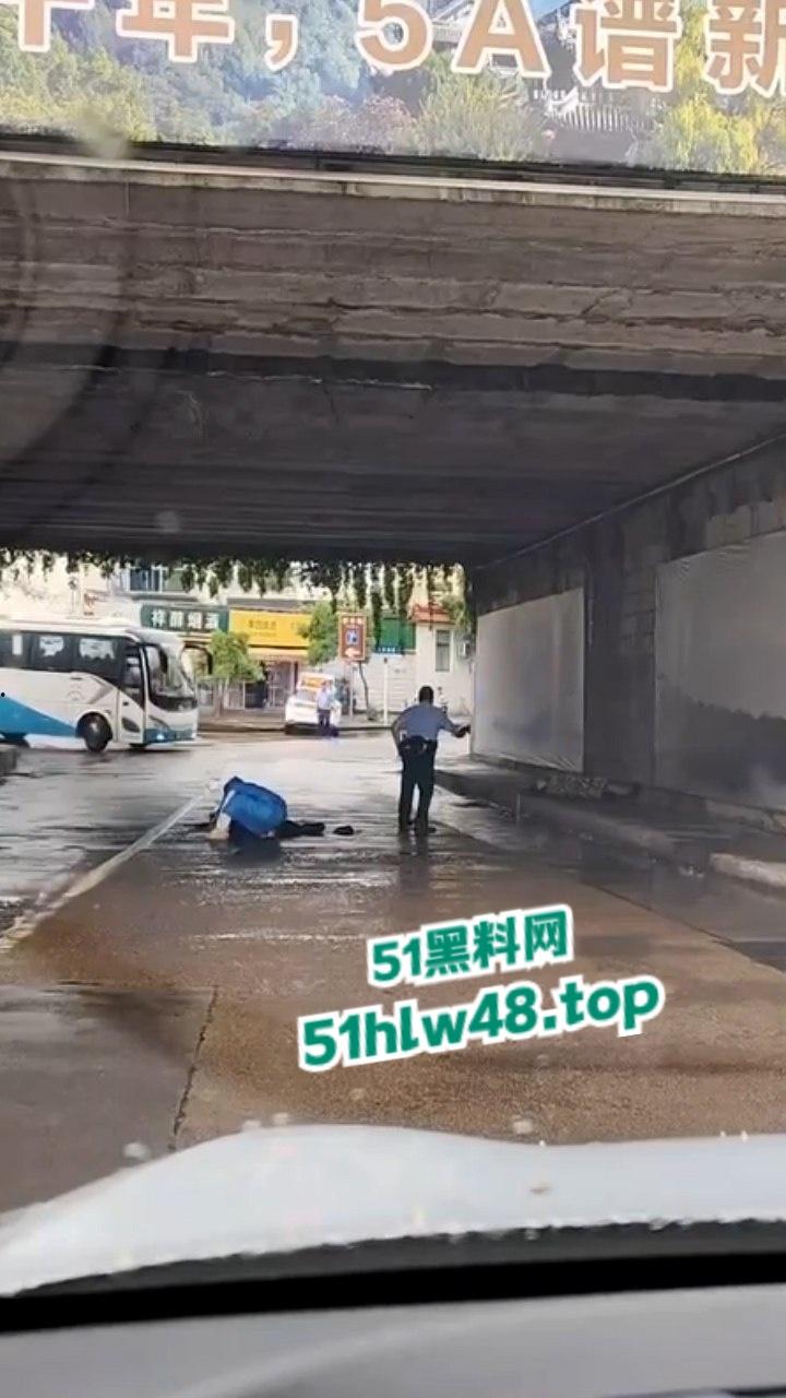 毒贩回国逃蹿台州,枪杀多名路人和警察,现场比拍电影还可怕,目前国内视频已被封禁。 第3张 毒贩回国逃蹿台州,枪杀多名路人和警察,现场比拍电影还可怕,目前国内视频已被封禁。 第3张