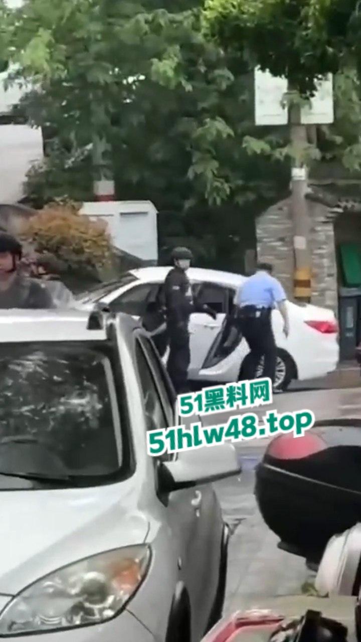 毒贩回国逃蹿台州,枪杀多名路人和警察,现场比拍电影还可怕,目前国内视频已被封禁。 第7张 毒贩回国逃蹿台州,枪杀多名路人和警察,现场比拍电影还可怕,目前国内视频已被封禁。 第7张