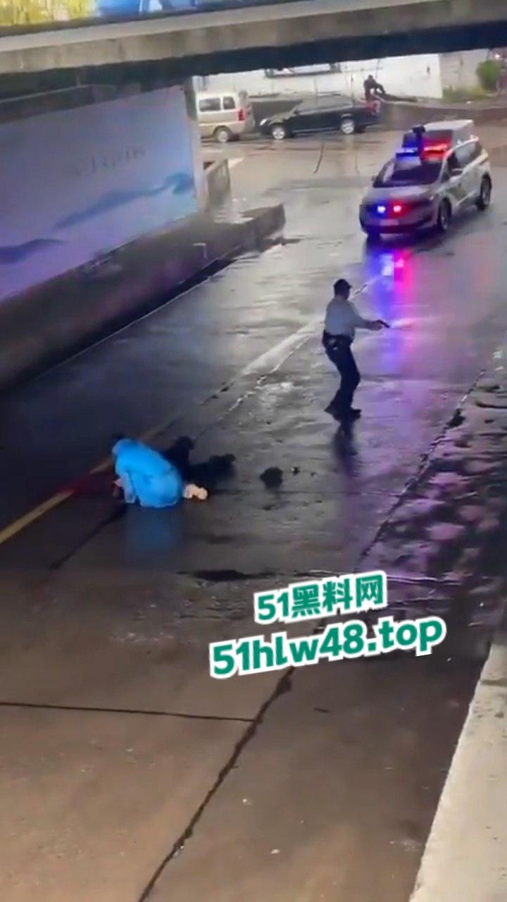 毒贩回国逃蹿台州,枪杀多名路人和警察,现场比拍电影还可怕,目前国内视频已被封禁。 第9张 毒贩回国逃蹿台州,枪杀多名路人和警察,现场比拍电影还可怕,目前国内视频已被封禁。 第9张