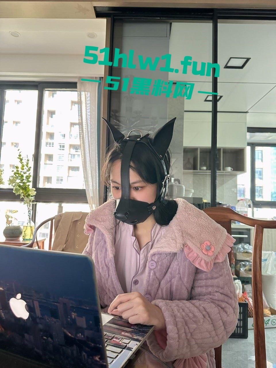 西安人妻【赵雪莹】玩反差,颜值骚妻被调教成乖母狗,狗链嘴套配扩嘴器玩到顶,母狗模式开到底! 第9张 西安人妻【赵雪莹】玩反差,颜值骚妻被调教成乖母狗,狗链嘴套配扩嘴器玩到顶,母狗模式开到底! 第9张