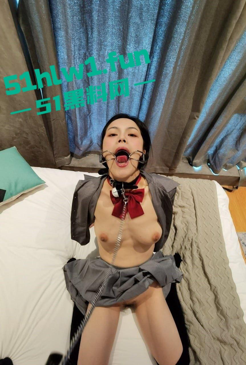 西安人妻【赵雪莹】玩反差,颜值骚妻被调教成乖母狗,狗链嘴套配扩嘴器玩到顶,母狗模式开到底! 第11张 西安人妻【赵雪莹】玩反差,颜值骚妻被调教成乖母狗,狗链嘴套配扩嘴器玩到顶,母狗模式开到底! 第11张