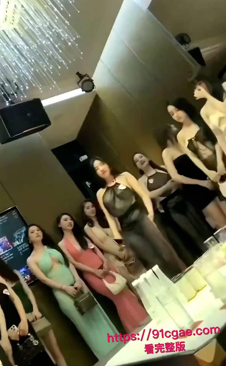 顶级商K惊爆选妃实录 极品美女擦边热舞 包厢沙发直接口交后入开操 现场画面淫乱不堪! 第4张 顶级商K惊爆选妃实录 极品美女擦边热舞 包厢沙发直接口交后入开操 现场画面淫乱不堪! 第4张