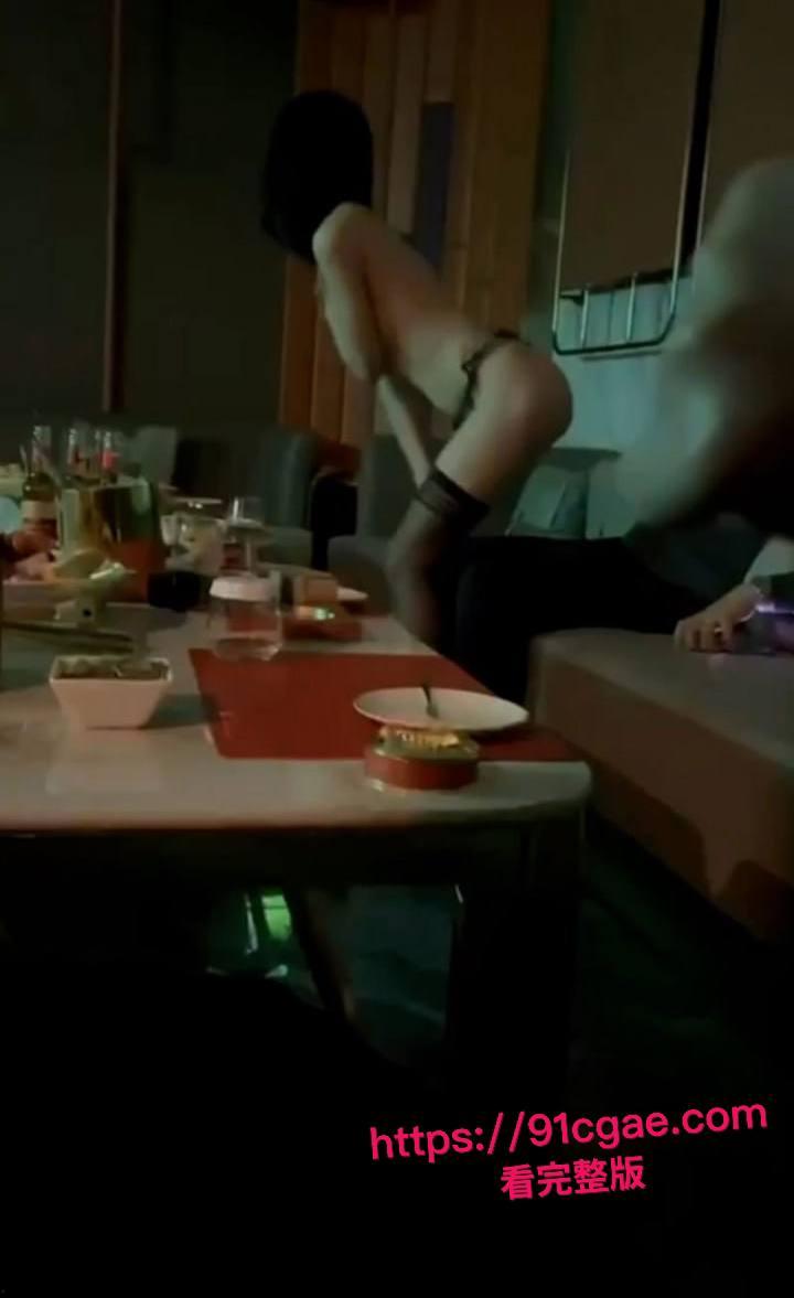 顶级商K惊爆选妃实录 极品美女擦边热舞 包厢沙发直接口交后入开操 现场画面淫乱不堪! 第5张 顶级商K惊爆选妃实录 极品美女擦边热舞 包厢沙发直接口交后入开操 现场画面淫乱不堪! 第5张