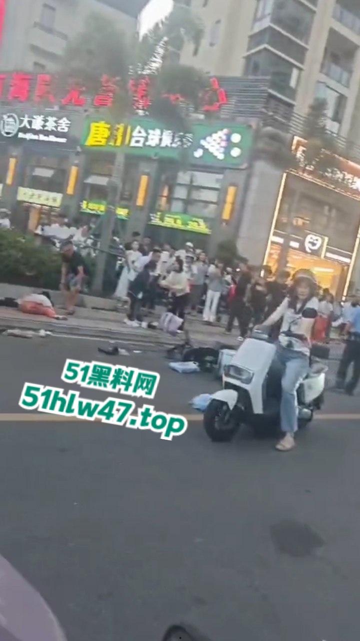 海南三亚金鸡岭路口惊现马路杀手，60岁大妈开货车撞飞一堆电驴和行人，现场十分凄惨混乱！  第1张