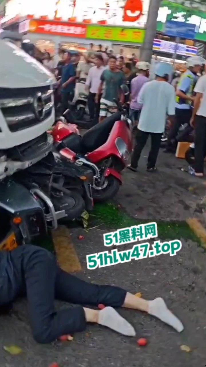 海南三亚金鸡岭路口惊现马路杀手，60岁大妈开货车撞飞一堆电驴和行人，现场十分凄惨混乱！  第2张