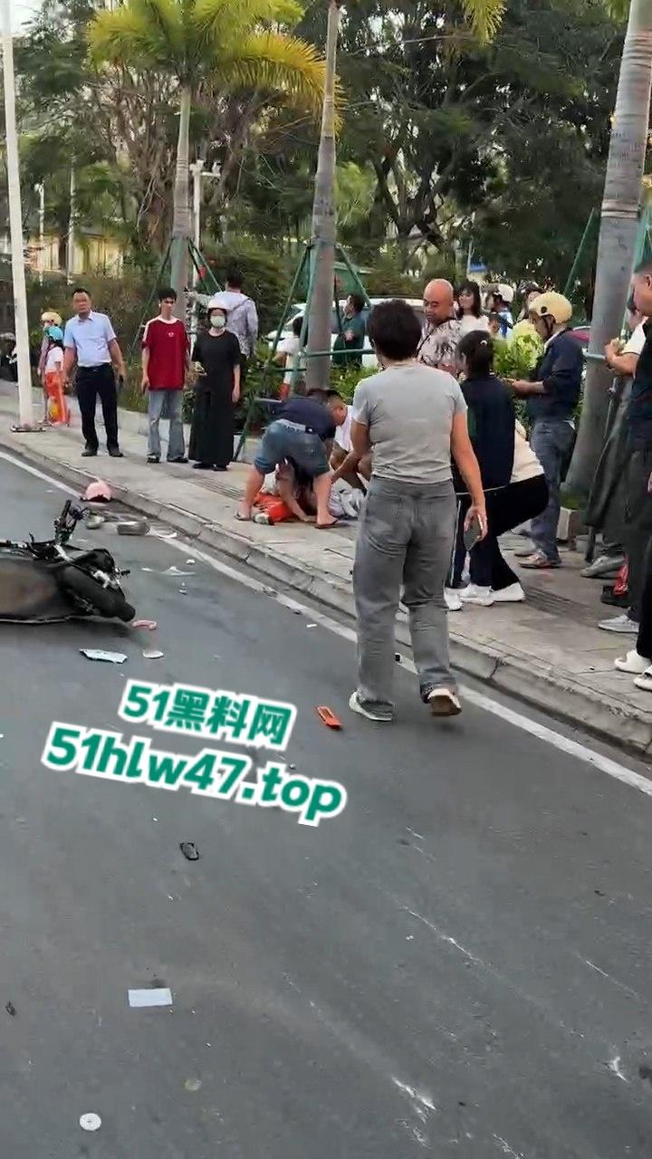 海南三亚金鸡岭路口惊现马路杀手，60岁大妈开货车撞飞一堆电驴和行人，现场十分凄惨混乱！  第3张