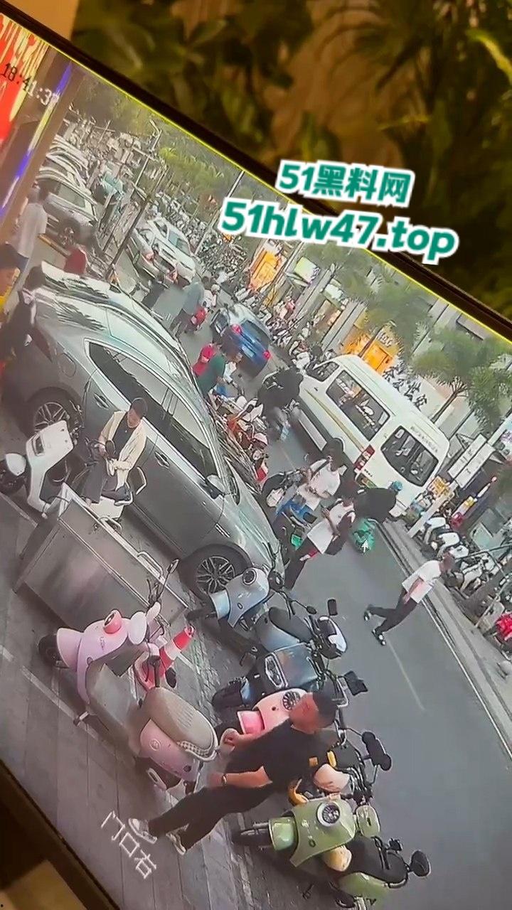 海南三亚金鸡岭路口惊现马路杀手，60岁大妈开货车撞飞一堆电驴和行人，现场十分凄惨混乱！  第4张