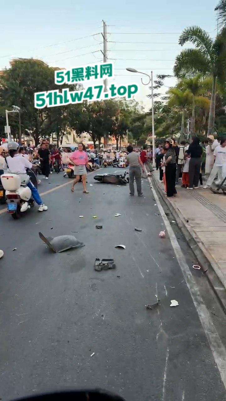 海南三亚金鸡岭路口惊现马路杀手，60岁大妈开货车撞飞一堆电驴和行人，现场十分凄惨混乱！  第5张