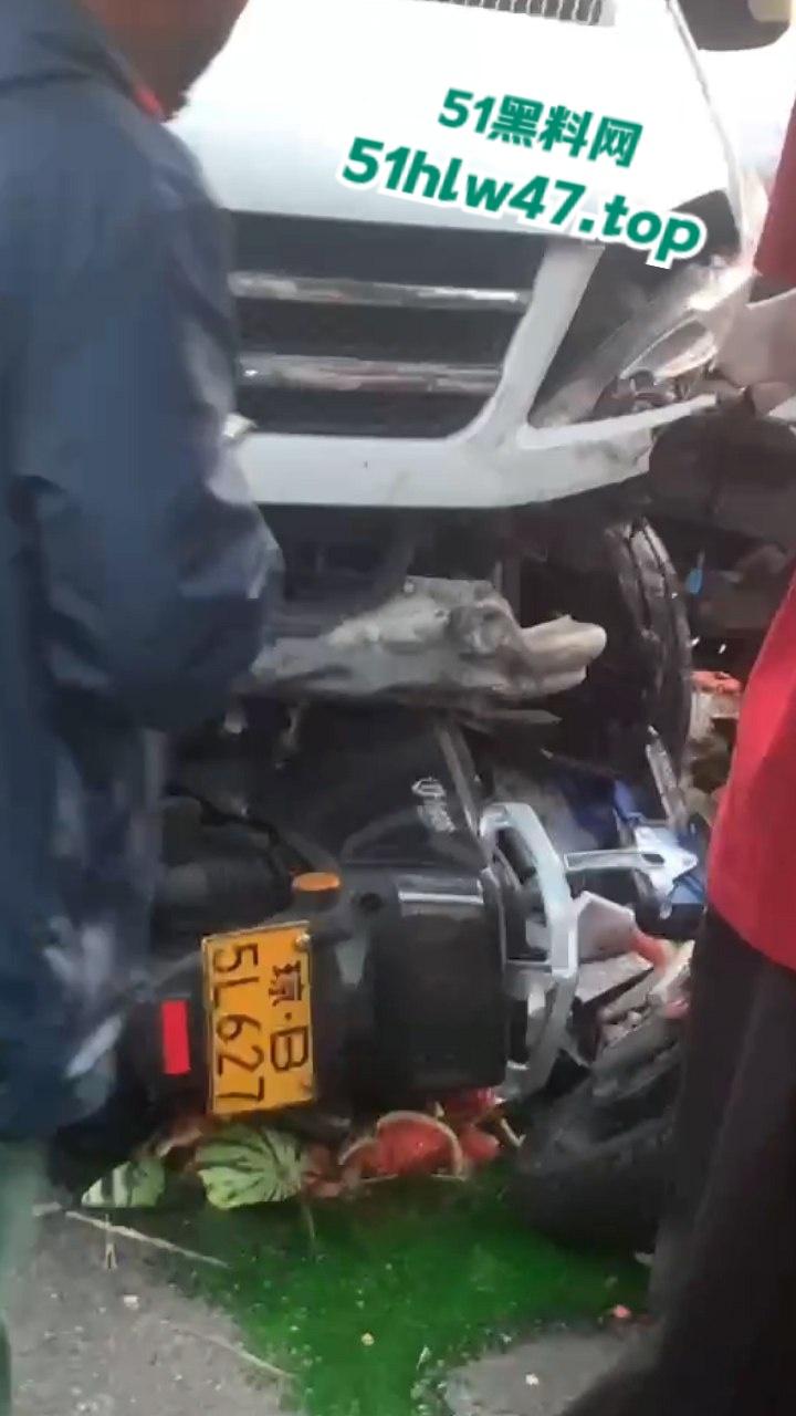 海南三亚金鸡岭路口惊现马路杀手，60岁大妈开货车撞飞一堆电驴和行人，现场十分凄惨混乱！  第6张