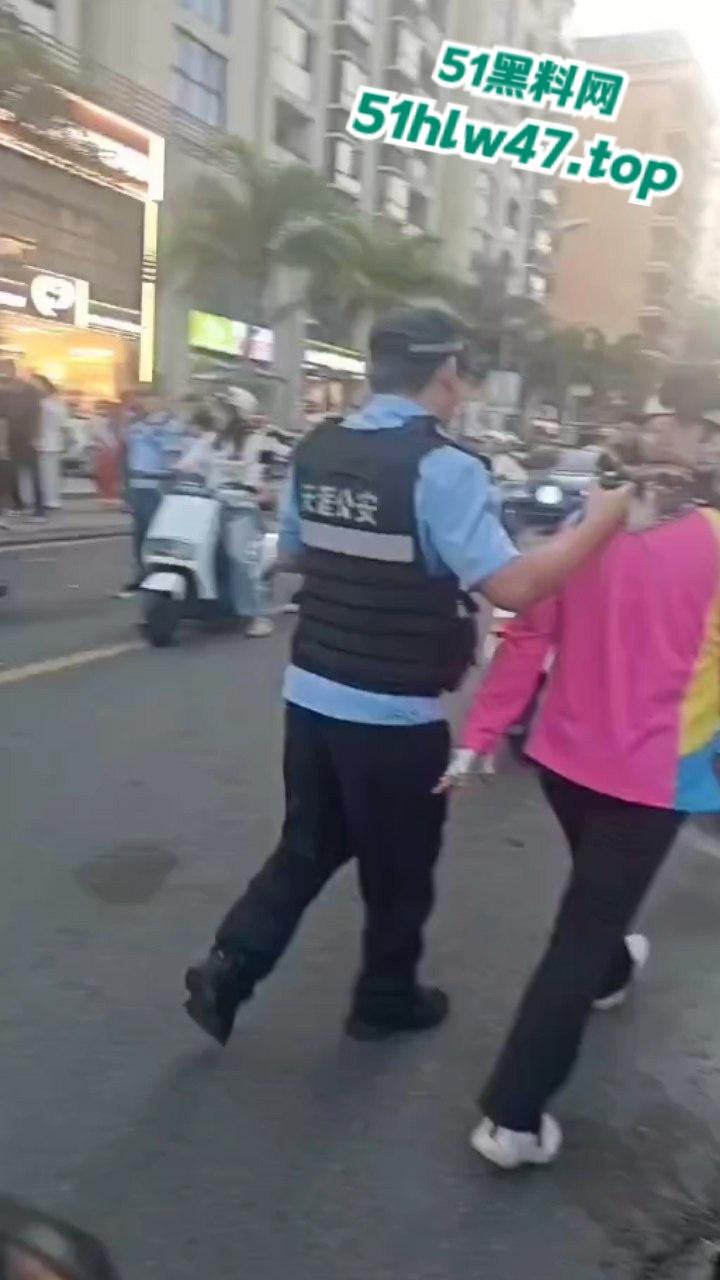 海南三亚金鸡岭路口惊现马路杀手，60岁大妈开货车撞飞一堆电驴和行人，现场十分凄惨混乱！  第7张