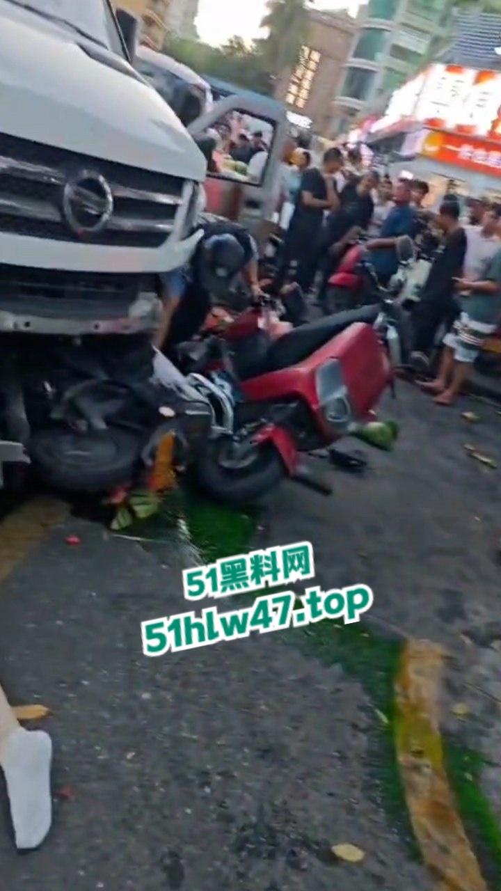 海南三亚金鸡岭路口惊现马路杀手，60岁大妈开货车撞飞一堆电驴和行人，现场十分凄惨混乱！  第8张