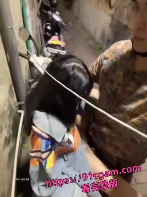 香港情侣在寺庙前猖狂露出！袒胸露乳又去后巷做爱抽插！引大范围网络讨伐  第6张