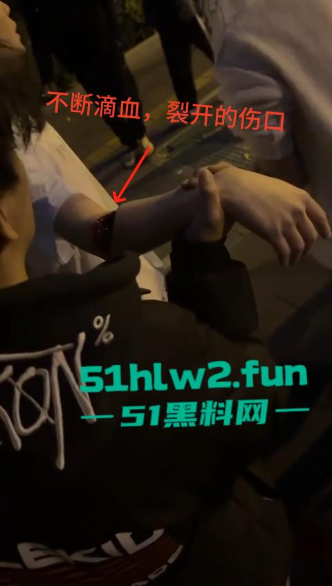 网传两群精神小伙天桥下约架,谁跳砍谁蒙面刀客低调上场,人狠话不多提起就是一刀儿。 第4张 网传两群精神小伙天桥下约架,谁跳砍谁蒙面刀客低调上场,人狠话不多提起就是一刀儿。 第4张