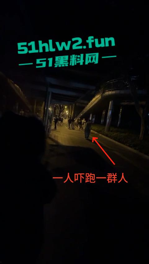 网传两群精神小伙天桥下约架,谁跳砍谁蒙面刀客低调上场,人狠话不多提起就是一刀儿。 第6张 网传两群精神小伙天桥下约架,谁跳砍谁蒙面刀客低调上场,人狠话不多提起就是一刀儿。 第6张