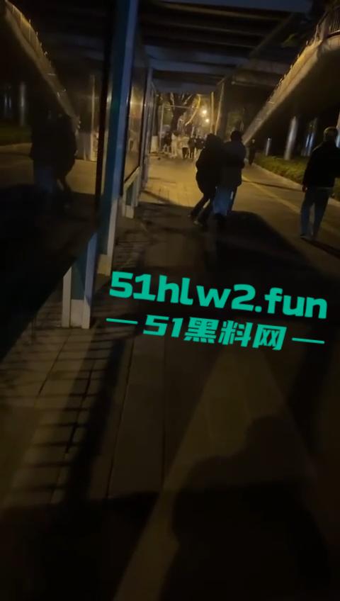 网传两群精神小伙天桥下约架,谁跳砍谁蒙面刀客低调上场,人狠话不多提起就是一刀儿。 第7张 网传两群精神小伙天桥下约架,谁跳砍谁蒙面刀客低调上场,人狠话不多提起就是一刀儿。 第7张