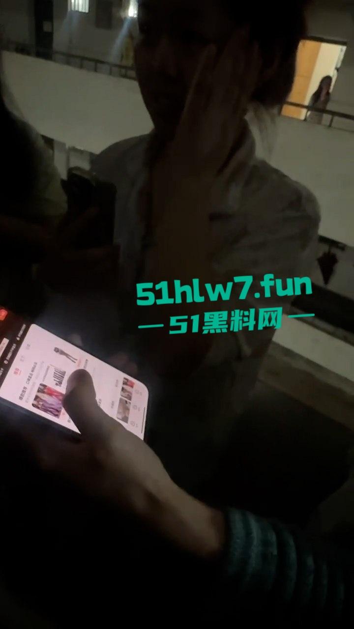 畜生啊!湖南文理学院一副教授出轨女学生大量学生现场喊话!老婆这么漂亮还出轨。 第1张 畜生啊!湖南文理学院一副教授出轨女学生大量学生现场喊话!老婆这么漂亮还出轨。 第1张